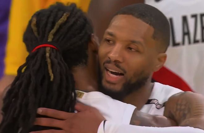 开拓者胜湖人！利拉德抱莫兰特，杨瀚森情绪不错，东契奇沮丧离场